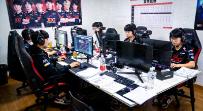 JDG战队训练室照片，选手正在备战夏季赛